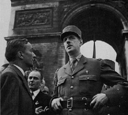 Le général de Gaulle et le chef de la Résistance Georges Bidault confèrent avant de descendre des Champs-Elysées vers Notre-Dame pour les cérémonies marquant la libération de la capitale française. Paris, France, août 1944.