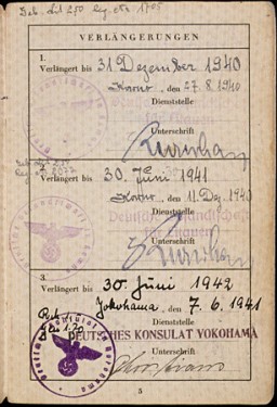 Page 5 d'un passeport délivré à Setty Sondheimer par le Consulat d'Allemagne à Kovno le 29 janvier 1938. Cette page comporte trois visas : (1) visa pour Kovno valable du 27 août 1940 au 31 décembre 1940 (2) un second visa pour Kovno valable jusqu'au 30 juin 1941, et (3) un premier visa pour Yokohama, au Japon, valable du 7 juin 1941 au 30 juin 1942. Dans l'impossibilité d'émigrer à partir du Japon, Setty resta là jusqu'à ce qu'il lui fuit possible d'émigrer aux Etats-Unis en 1997. [Exposition spéciale USHMM : Vol et Sauvetage.]