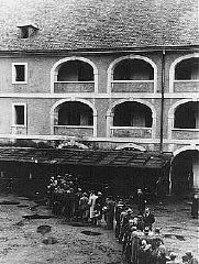 Prisioneros esperan sus raciones de comida. Ghetto de Theresienstadt, Checoslovaquia, entre 1941 y 1945.