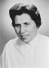 여호와의 증인인 발트라우드 쿠세로프(Waltraud Kusserow)는 “하일 히틀러(Heil Hitler)” 경례를 거부한 이유로 수 차례 체포되었다. 그녀는 감옥에서 2년 6개월을 복역하였다. 독일, 1945년 이후.