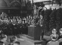 Adolf Hitler se dirige a los oficiales alemanes después de la ocupación de Danzig. Incluso antes del rendimiento de Polonia, Hitler ratificó la incorporación del distrito de Danzig en el Reich de la Gran Alemania. Danzig (actualmente Gdansk), 19 de septiembre de 1939.