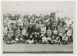 Gilbert and Eleanor Kraus with the 50 Austrian Jewish children they brought to the United States