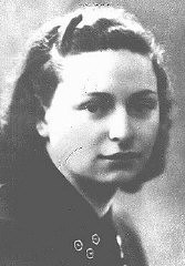 Rota Rosani, une ancienne institutrice qui rejoignit les rangs de la résistance italienne armée dès le début de l’occupation allemande en Italie. Elle fut tuée près de Vérone le 17 septembre 1944 alors que son unité était encerclée. Trieste, Italie, avant 1943.