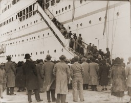 After the Anschluss (German annexation of Austria), Austrian Jewish refugees  disembark from the Italian steamship "Conte Verde." [LCID: 44206]