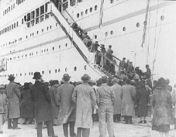 After the Anschluss (German annexation of Austria), Austrian Jewish refugees disembark from the Italian steamship Conte Verde. Shanghai, China, December 14, 1938.