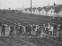 Niños judíos refugiados, parte de un transporte de niños (Kindertransport) de Alemania, poco después de llegar a Harwich. Gran Bretaña, el 2 de diciembre de 1938.
