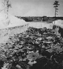 Après la libération du camp, une des fosses communes au camp de Bergen-Belsen. Allemagne, après le 15 avril 1945.
