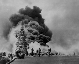 Des marins américains luttent pour contenir les dégâts d’une attaque kamikaze lors de l'invasion américaine d'Okinawa, la plus grande des Îles Ryukyu (les îles les plus proches de la métropole japonaise). 11 mai 1945.