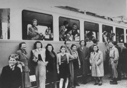 Jews from the "Kasztner train" arrive in Switzerland. [LCID: 77525]