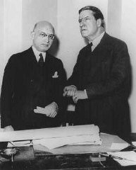 Le dirigeant sioniste américain et rabbin Stephen S. Wise (à droite) avec Bernard Deutsch, président du Congrès juif américain, avant de déposer une plainte auprès du président Franklin D. Roosevelt contre la persécution religieuse en Allemagne. New-York, Etats-Unis, 22 mars 1933.