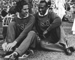 Anggota tim Olimpiade AS—pelari Helen Stephens dan Jesse Owens—pada Pertandingan Olimpiade Berlin.