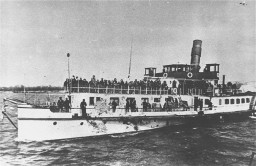 Jews from Bulgarian-occupied territories during deportation along the Danube to Vienna, from where they were deported by train to ... [LCID: 68286b]