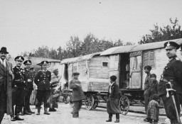 Nazi police round up Romani (Gypsy) families from Vienna for deportation to Poland. [LCID: 16016]