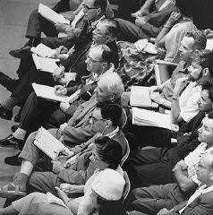 Muchos periodistas cubrieron el proceso de Adolf Eichmann en Jerusalén. El 30 de mayo de 1961.