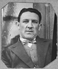 Portrait of Leon Pardo. He lived on Sremska in Bitola.
This photograph was one of the individual and family portraits of members of the Jewish community of Bitola, Macedonia, used by Bulgarian occupation authorities to register the Jewish population prior to its deportation in March 1943.