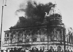 クリスタル・ナハト（「水晶の夜」）で炎に包まれるベルネプラッツ・シナゴーグ。1938年11月10日、ドイツ、フランクフルト・アム・マイン。
