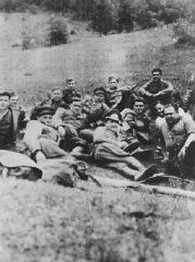 执行任务前的斯洛伐克游击队组织“裴多菲”的成员。他们的指挥官是犹太游击队领导人 Karol Adler。本分队参与了反对德国人的斯洛伐克民族起义运动。拍摄地点：捷克斯洛伐克，拍摄时间：1943 年或 1944 年。