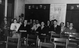 Un gruppo di immigrati fotografati durante una lezione.