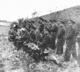 Un peloton d’exécution roumain se prépare à exécuter l’ancien Premier ministre roumain Ion Antonescu. Camp de Jivava, près de Bucarest, Roumanie, 1er juin 1946.