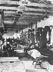 Internés juifs dans leurs baraques (Blocks) dans le camp de concentration italien de Ferramonti di Tarsia. Italie, entre 1940 et 1943.