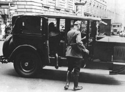 Après qu’Hitler fut devenu chancelier de l’Allemagne, il persuada son cabinet de déclarer l’état d’urgence et de supprimer de nombreuses libertés individuelles. Ici, des policiers fouillent un véhicule à la recherche d’armes. Berlin, Allemagne, 27 février 1933.