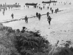 British troops land on the beaches of Normandy on D-Day, the beginning of the Allied invasion of France to establish a second front ... [LCID: 04735]