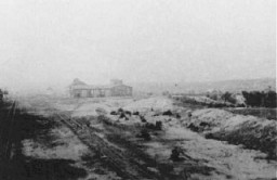 Краєвид після знищення табору смерті Белжець, де видно залізничний склад, у якому зберігали речі жертв. Белжець, Польща, 1944 р.