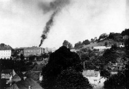 ナチスの安楽死プログラムを実施していた6か所の施設の1つ、ハダマルの煙突から上がる煙。