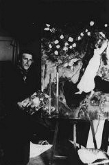 مارک شاگال، نقاش یهودی روس، هنگام کار در آتلیه خود در جنوب فرانسه. گورد، فرانسه، ۱۹۴۰.
