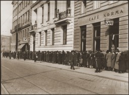 Jews wait at Polish Consulate for entrance visas to Poland after Germany's annexation of Austria. [LCID: 65614b]
