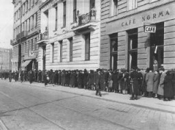 Juifs attendant au consulat de Pologne afin d’obtenir des visas d’entrée pour la Pologne après l’annexion de l’Autriche par l’Allemagne. Vienne, avril 1938.