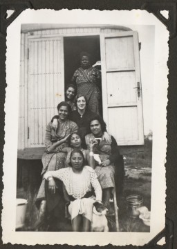 Female performers in the Deutsche Afrika-Schau, circa 1936-1937