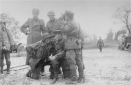 Un soldat afro-américain se trouve parmi les membres des forces armées soviéto-américaines posant ici à l’occasion de la rencontre ...