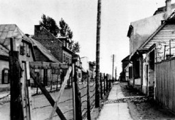 Portail d’entrée du ghetto de Riga. Cette photo a été prise de l’autre côté de la clôture du ghetto. Riga, Lettonie, 1941-1943.