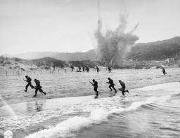 British troops land on the beaches of Normandy on D-Day, the beginning of the Allied invasion of France to establish a second front ... [LCID: 04733]