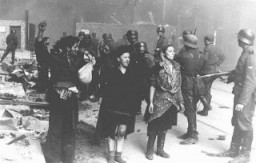 Combatentes da resistência judaica capturados pelas tropas das SS durante a revolta do gueto de Varsóvia.  Foto tirada em Varsóvia, na Polônia, entre 19 de abril e 16 de maio de 1943.