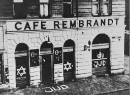 کافه یهودیان که با دیوار نوشته های یهودستیزانه پوشیده شده بود. وین، اتریش، نوامبر 1938.