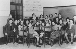 Leçon de musique à la SJYA (Association des Jeunes Juifs de Shanghai ), une école pour enfants juifs réfugiés, Shanghai, Chine, ...