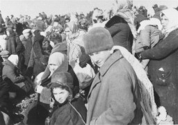 루브니 유태인의 집결, 특별 학살 부대 작전으로 인하여 전원 몰살당하기 바로 직전.