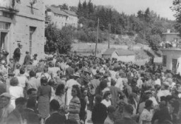 Residentes del pueblo de Le Chambon-sur-Lignon, cuya población refugió a judíos durante la Segunda Guerra Mundial, celebran la ...