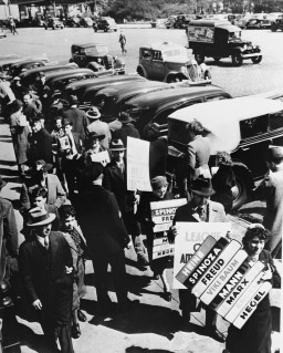 Frente al edificio del consulado alemán, escritores manifiestan contra la quema de libros por parte de los nazis.