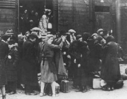 Magyarországi zsidók érkeznek Auschwitz-Birkenauba.