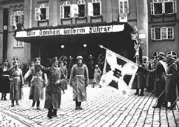 Hitler à Brno (Brünn) peu après l’occupation de la Tchécoslovaquie par les troupes allemandes. La pancarte dit : “Nous remercions notre Führer.” Brno, Tchécoslovaquie, 17 mars 1939.