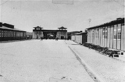 La place de l’appel dans le camp de concentration de Mauthausen, fait face à l’entrée principale. Cette photo a été prise après la libération du camp. Mauthausen, Autriche, entre mai et septembre, 1945.
