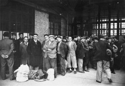 Después de la primera redada en París, la policía francesa escolta a hombres judíos extranjeros desde la escuela Japy hasta los ...