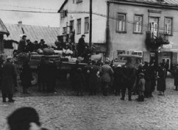 Déportation du ghetto de Kovno vers les camps de travail forcé en Estonie. Kovno (aujourd'hui Kaunas), Lituanie, octobre 1943.