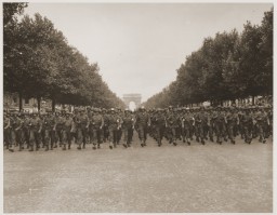 Troupes américaines descendant les Champs-Elysées à Paris suite à la libération de la ville par les Alliés.