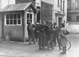 Police search a messenger employed by the Social Democratic newspaper Vorwaerts. [LCID: 45001]