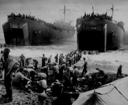 Des bateaux de ravitaillement renforcent les forces américaines dans l'île philippine de Leyte pendant l'invasion américaine des Philippines. 1944.