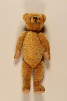 Teddy bear carried by a child on a Kindertransport